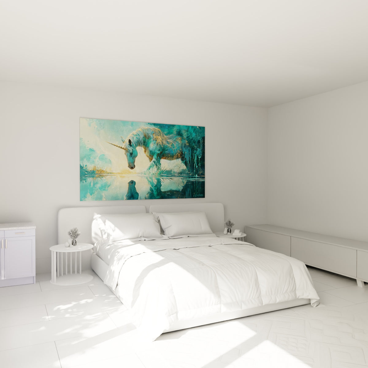 Licorne turquoise inclinée vers son reflet doré, accrochée au-dessus d'un lit dans une chambre claire.