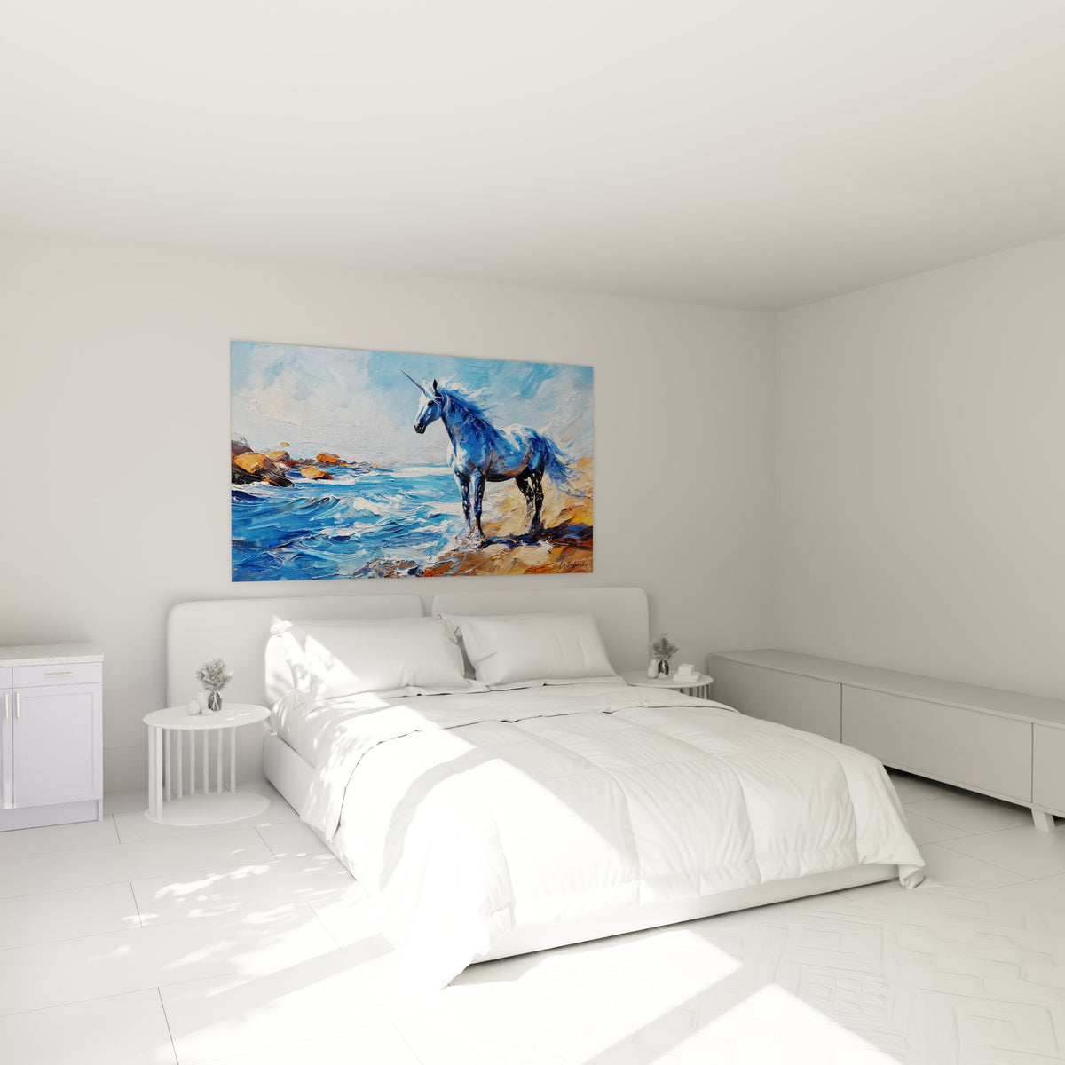 Créature mythique bleu marine et ocre au regard tourné vers la mer, au-dessus d'un lit dans une chambre claire