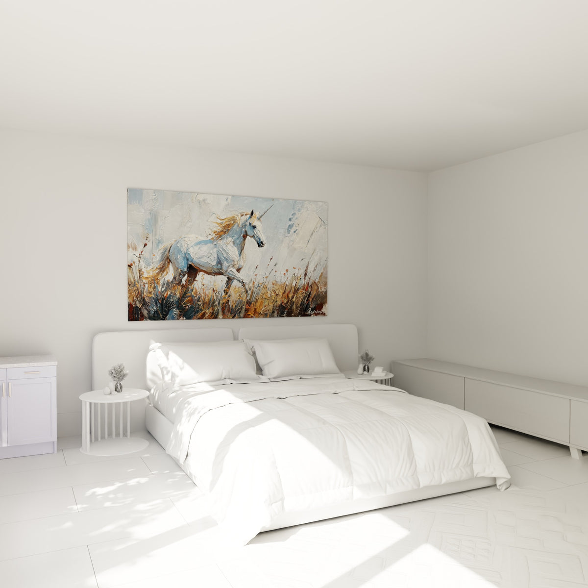 Créature blanche à la crinière dorée peinte en relief, accrochée au-dessus d'un lit dans une chambre claire