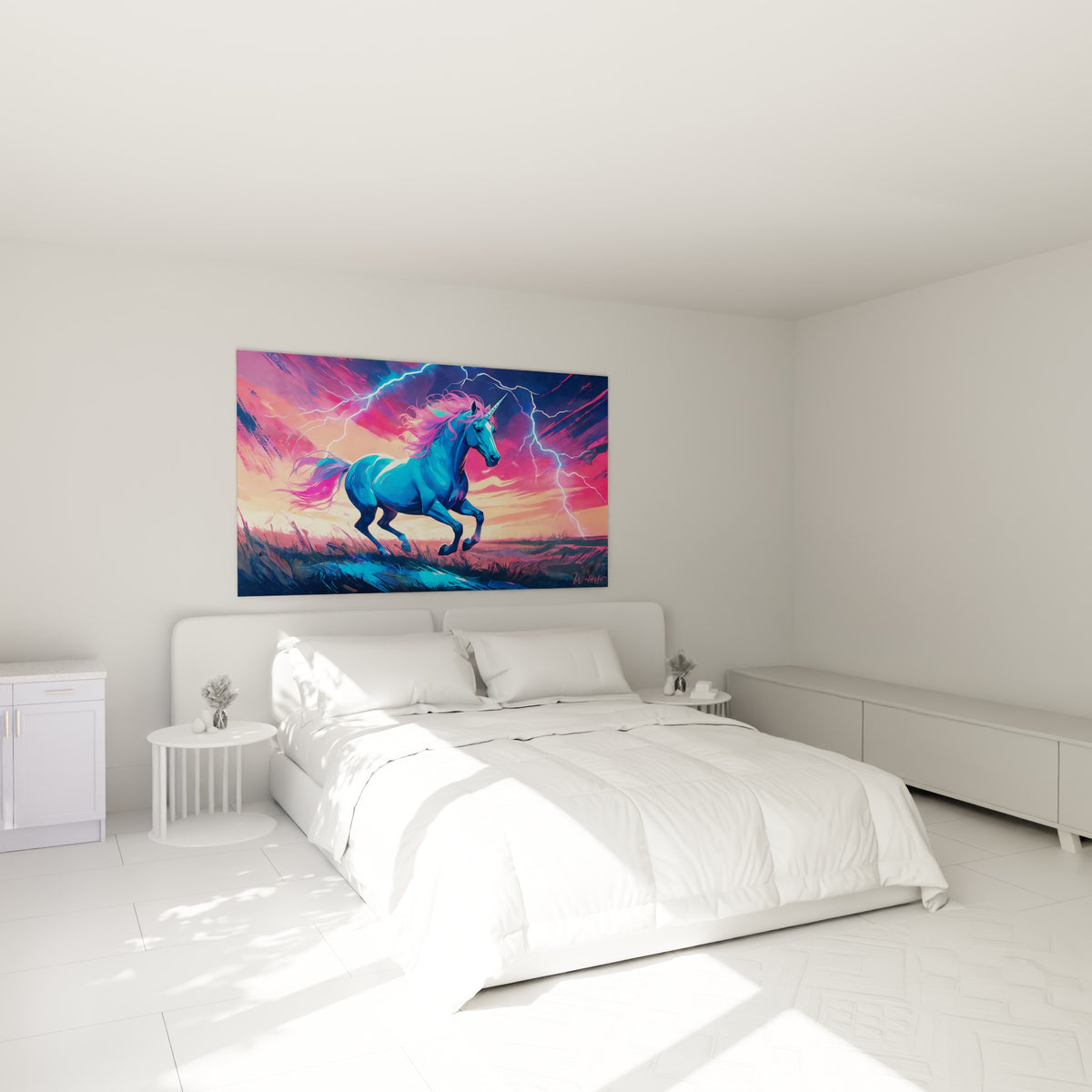 Licorne bleue et crinière rose fuchsia accrochée au-dessus d'un lit dans une chambre claire.