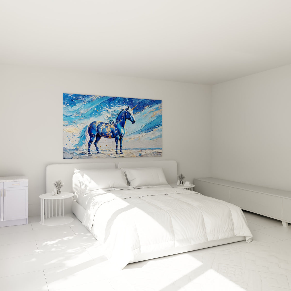 Créature bleue et dorée à la crinière ondulée, licorne au-dessus d'un lit dans une chambre claire