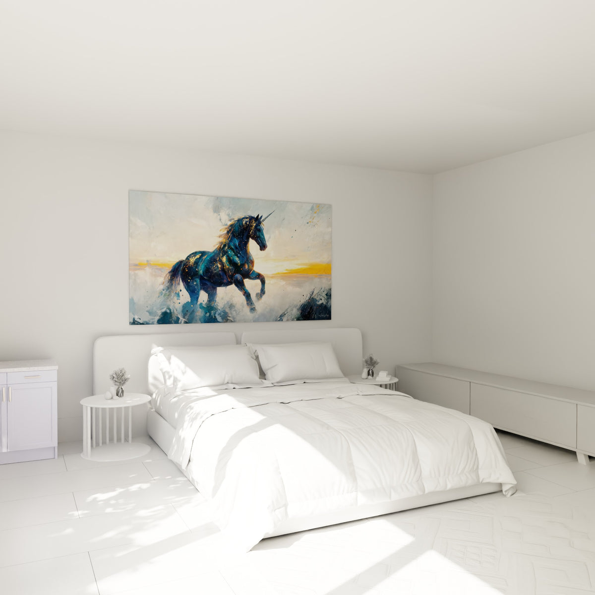 Licorne bleu marine aux éclats dorés au-dessus d'un lit dans une chambre claire.