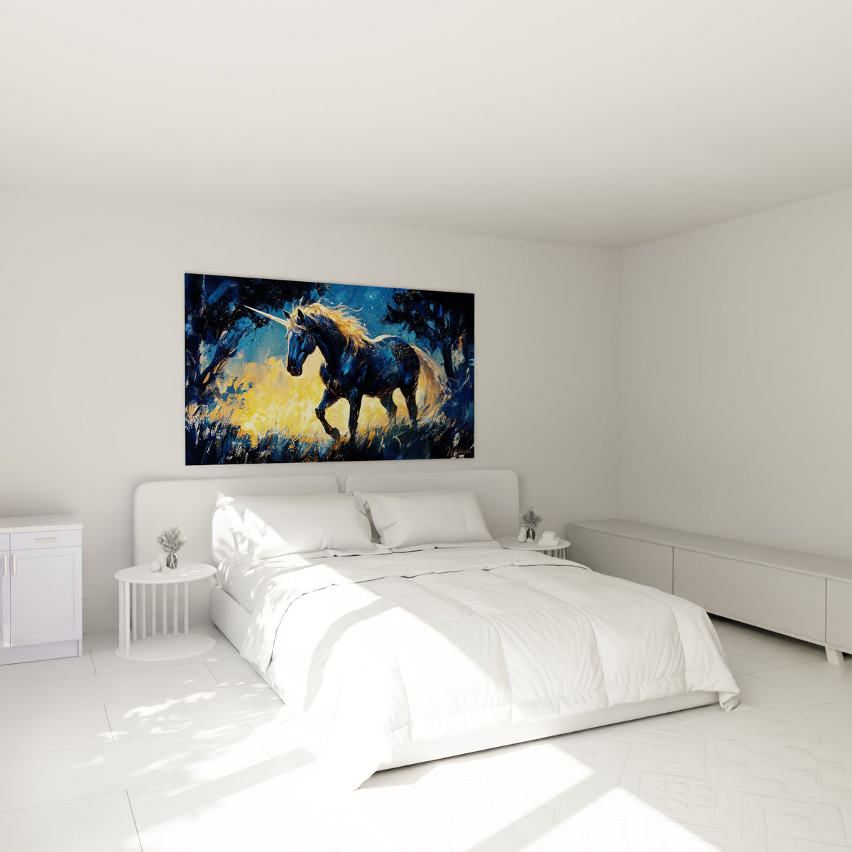 Licorne bleu marine et dorée au trot placée au-dessus d'un lit dans une chambre claire