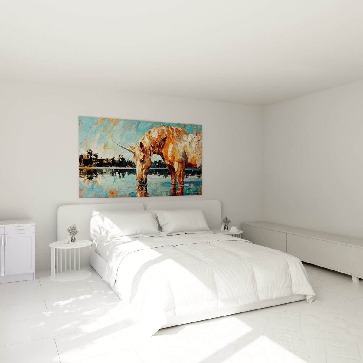 Crinière dorée et corne blanche de la licorne au-dessus d'un lit dans une chambre claire