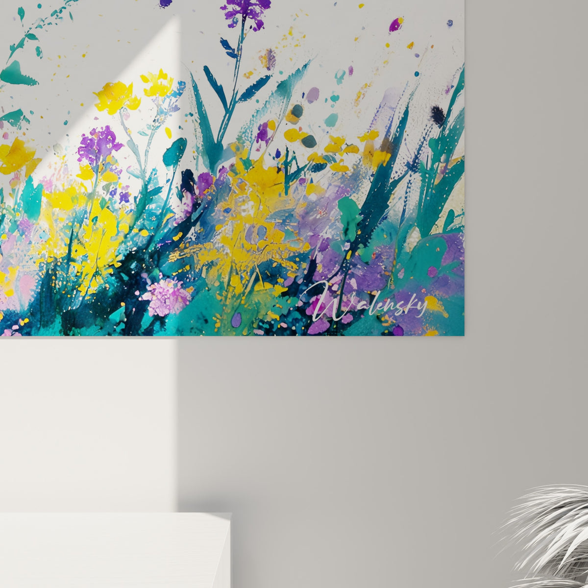 Détail des éclaboussures violettes et dorées de la crinière peinte en aquarelle sur fond noir intense