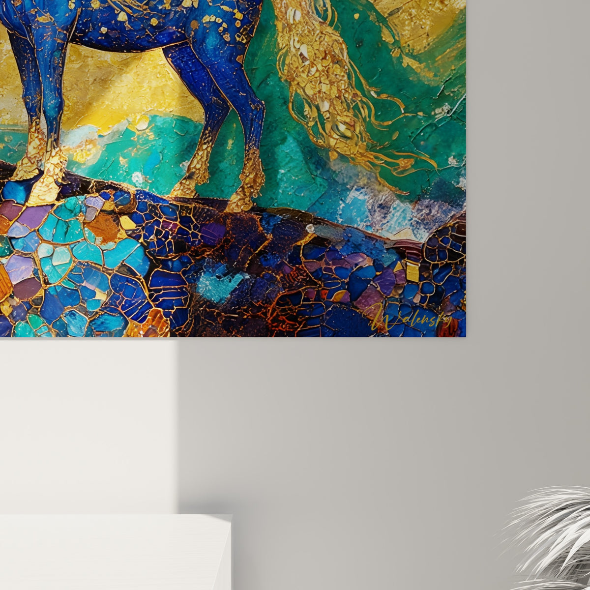 Détail des fragments dorés en mosaïque sur la crinière bleu marine de la licorne peinte
