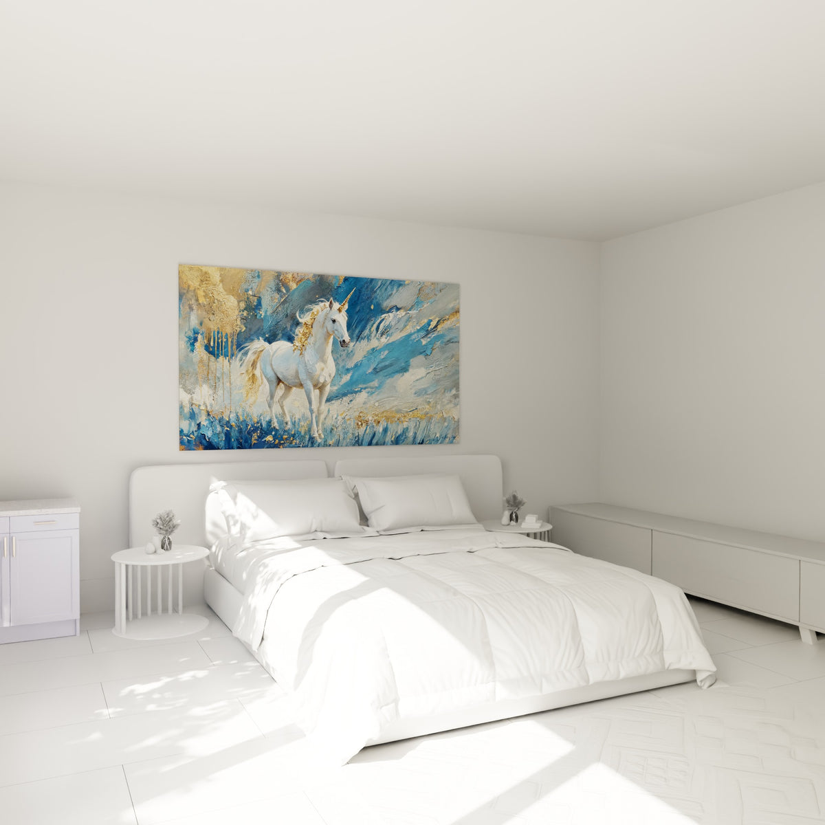 Licorne dorée et blanche postée dans un paysage bleu, accrochée au-dessus d'un lit dans une chambre claire