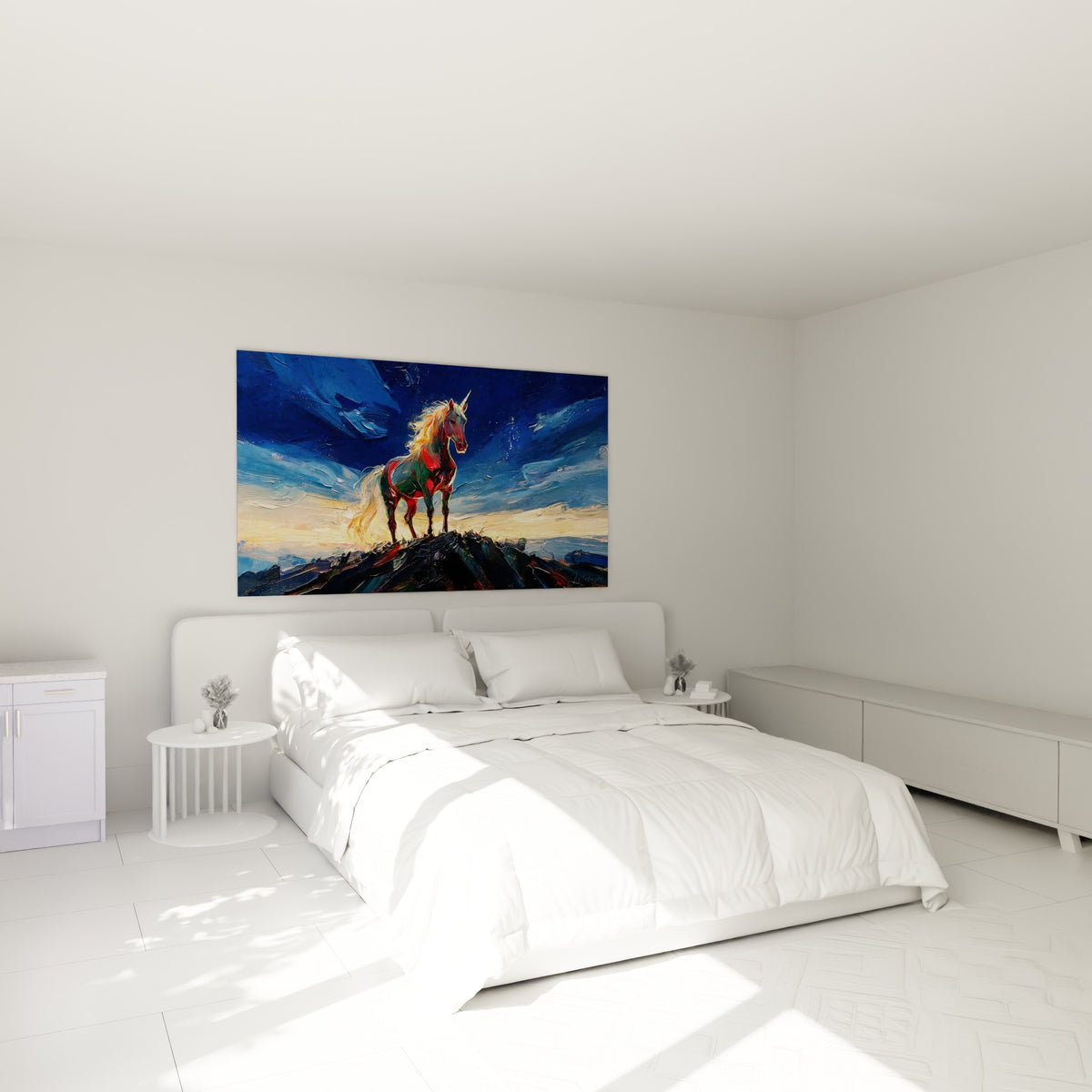 Silhouette de licorne fauve et bleu nuit accrochée au-dessus d'un lit dans une chambre claire