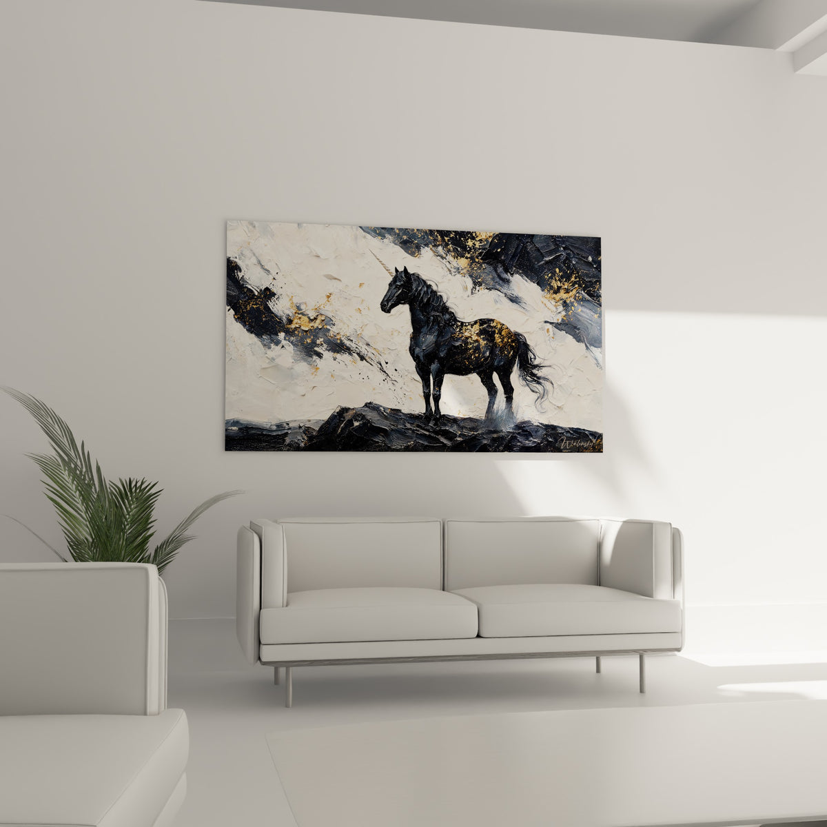 Créature mythique noire aux touches dorées, fond blanc empâté, au-dessus d'un canapé dans un salon lumineux