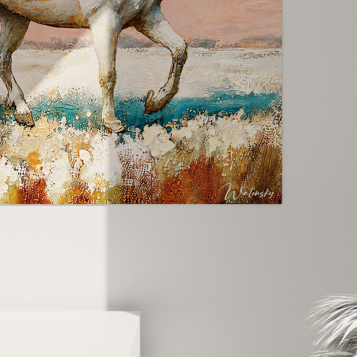 Empâtements dorés et coulures ocre se mêlant au blanc nacré, matière épaisse visible sur la toile licorne