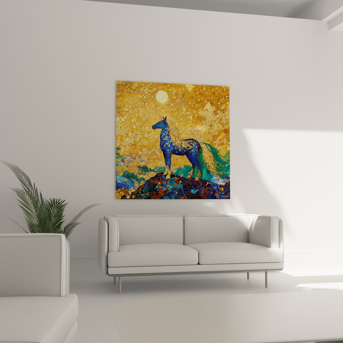 Silhouette équine dorée et bleu marine accrochée au-dessus d'un canapé dans un salon lumineux