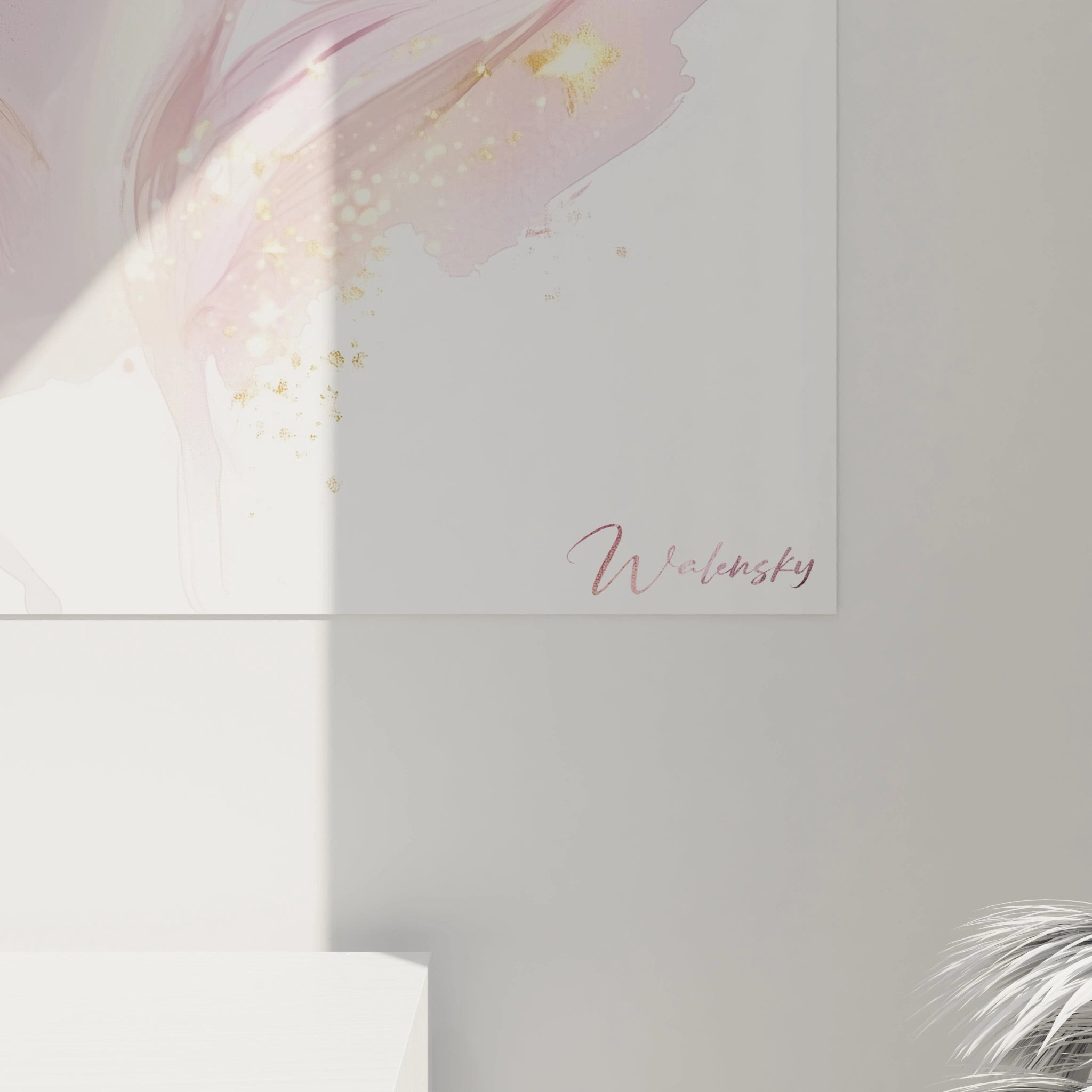 Un tableau licorne pour enfant mettant en scène une licorne aux tons blancs et roses, avec une texture douce, une corne dorée et des motifs étoilés diffus sur un fond aquarelle lumineux.