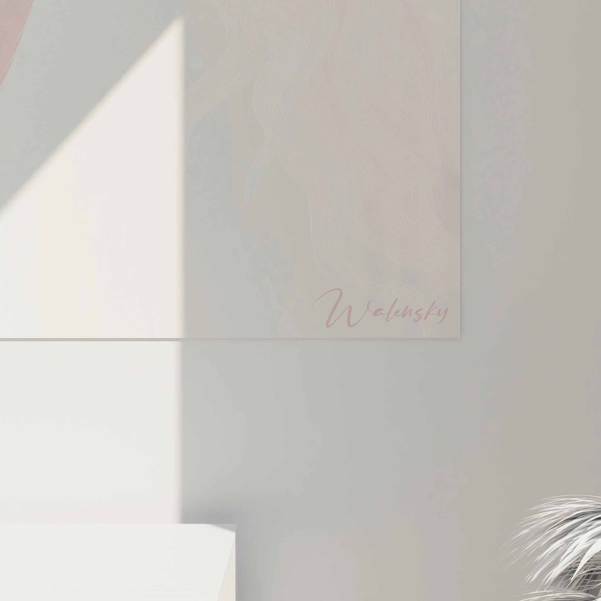 Un tableau licorne pour enfant montrant une licorne aux lignes épurées, sa criniÚre blanche légÚrement irisée, avec un fond rose poudré et des touches lumineuses accentuant la corne dorée.