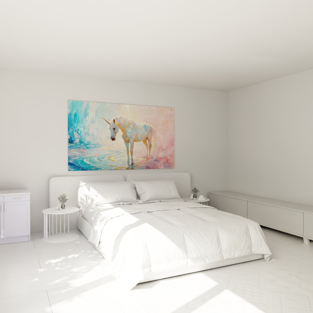 Créature mythique dorée et bleu turquoise accrochée au-dessus d'un lit dans une chambre claire