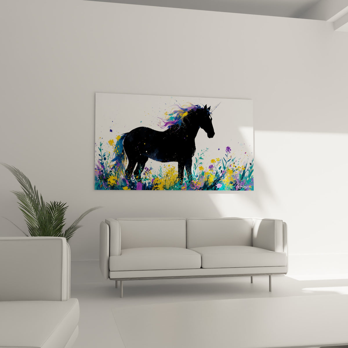 Silhouette de licorne noire aux fleurs jaunes et violettes disposée au-dessus d'un canapé dans un salon lumineux