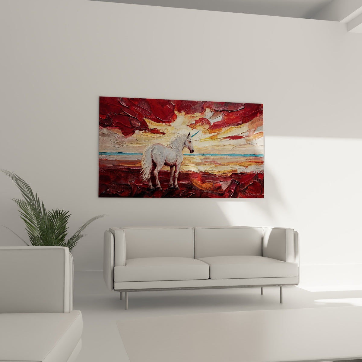 Créature blanche cornée dans des tons ocre et pourpre disposée au-dessus d'un canapé dans un salon lumineux