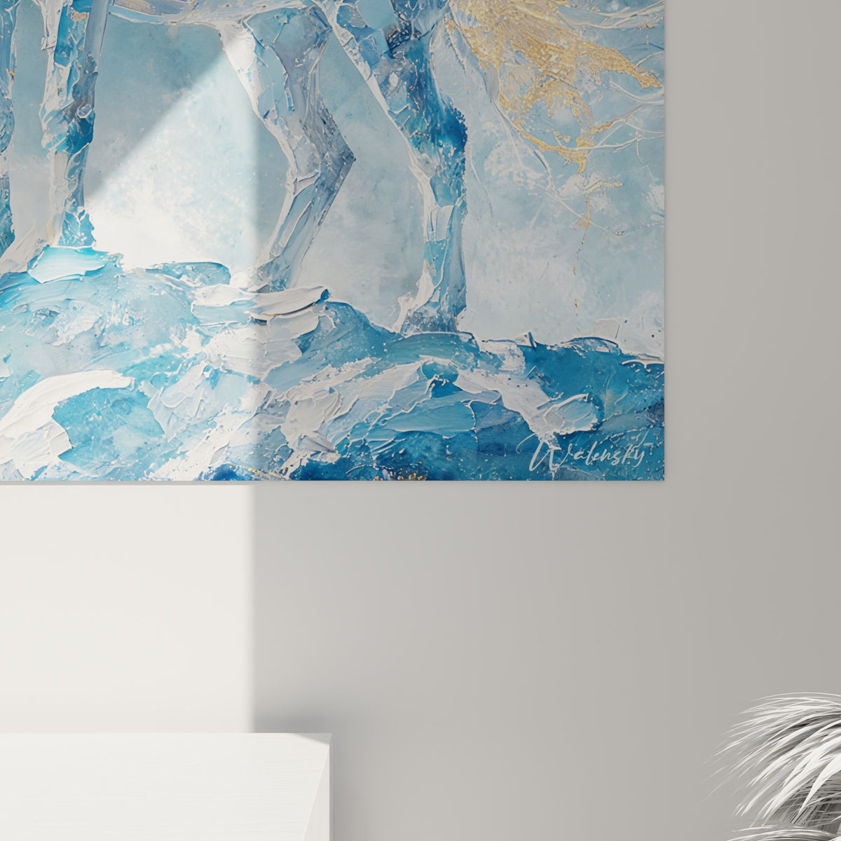 Empâtements bleus et blancs texturés, coulures dorées fines de la crinière visibles en gros plan sur la toile