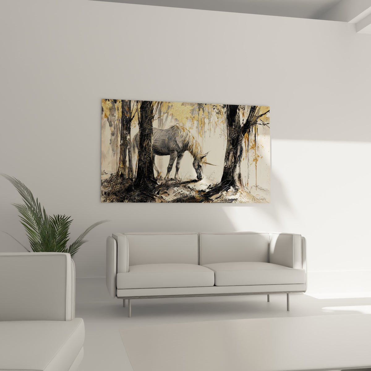 Créature mythique anthracite et or broutant sous des arbres sombres, au-dessus d'un canapé dans un salon lumineux.