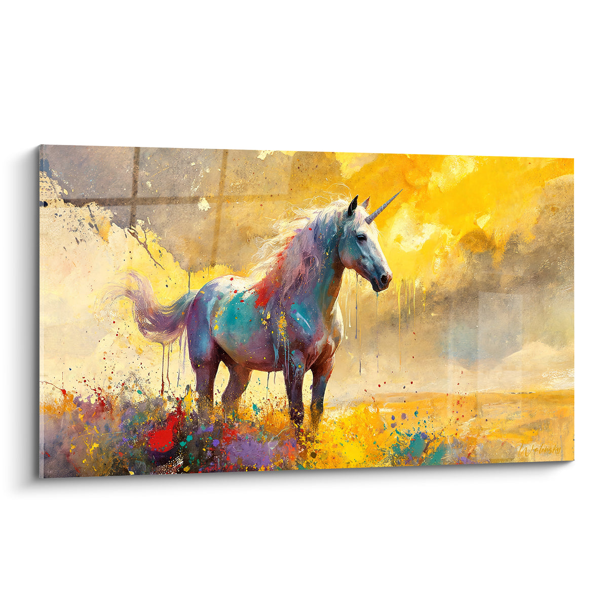 Licorne blanche aux mèches turquoise et pourpre devant un fond jaune doré éclaboussé