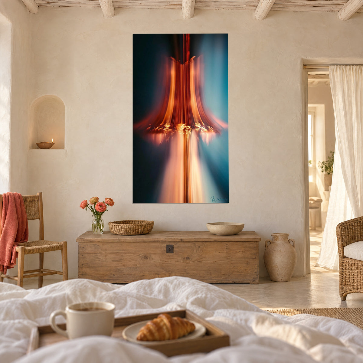 Tableau fontaine de lumière cuivrée aux filaments dorés sur fond bleu pétrole, au-dessus d'un lit dans une chambre claire