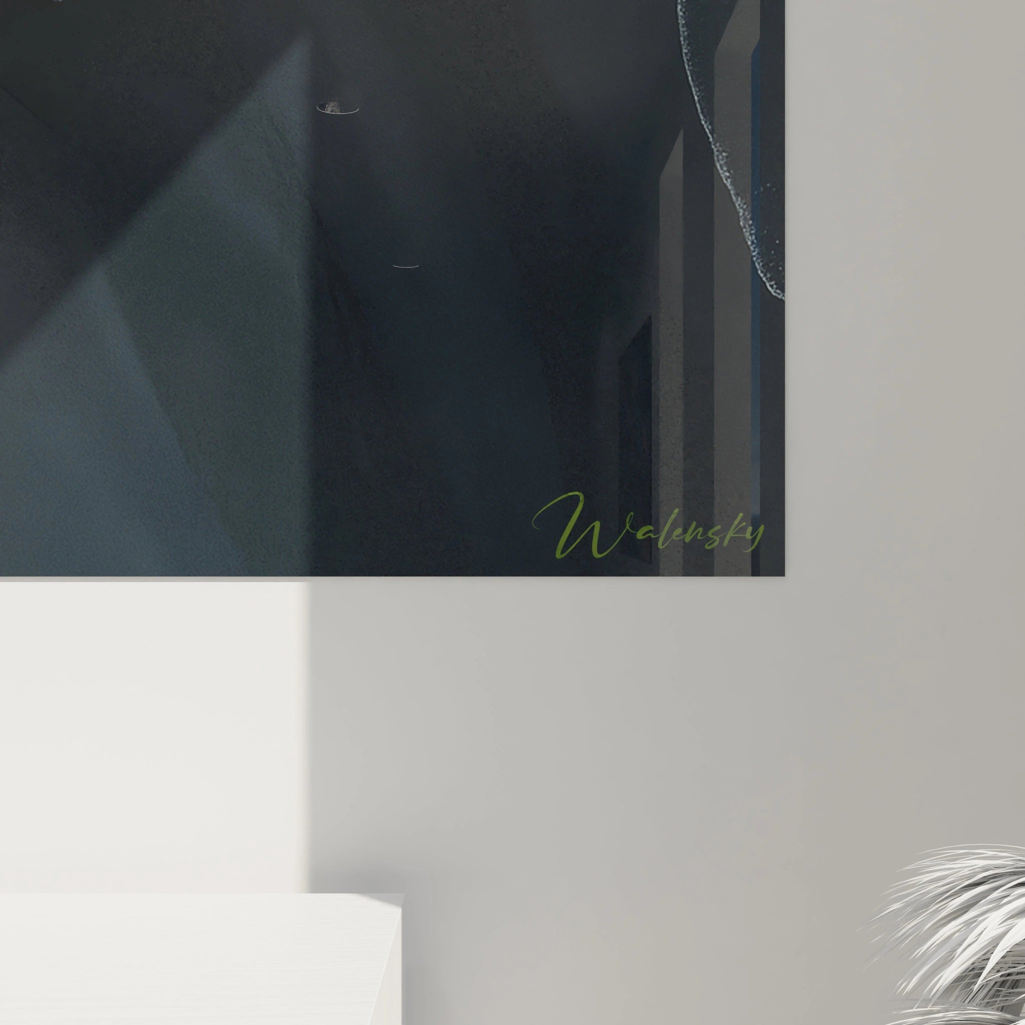 Un tableau vue aérienne montrant une côte volcanique où la végétation luxuriante verte rencontre le sable noir et l'eau bleu-gris. La perspective révèle les motifs naturels de la ligne côtière et les textures contrastées de la forêt dense, du sable mat et des vagues écumeuses.