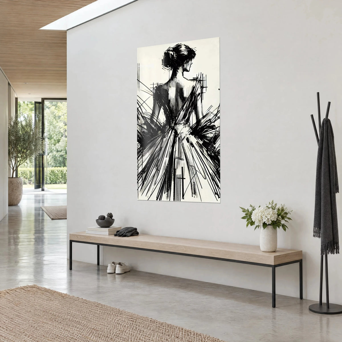 Tableau silhouette féminine au chignon, épaules nues et robe de hachures noires sur crème, mur gris d'une entrée lumineuse