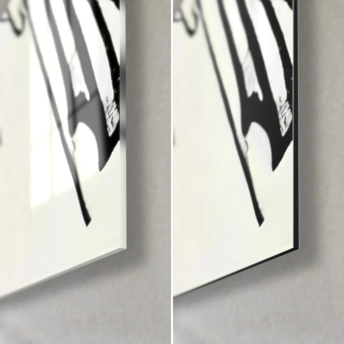Tableau femme de dos en noir et ivoire, coin bas droit : verre acrylique brillant reflétant, alu Dibond mat, tranche noire