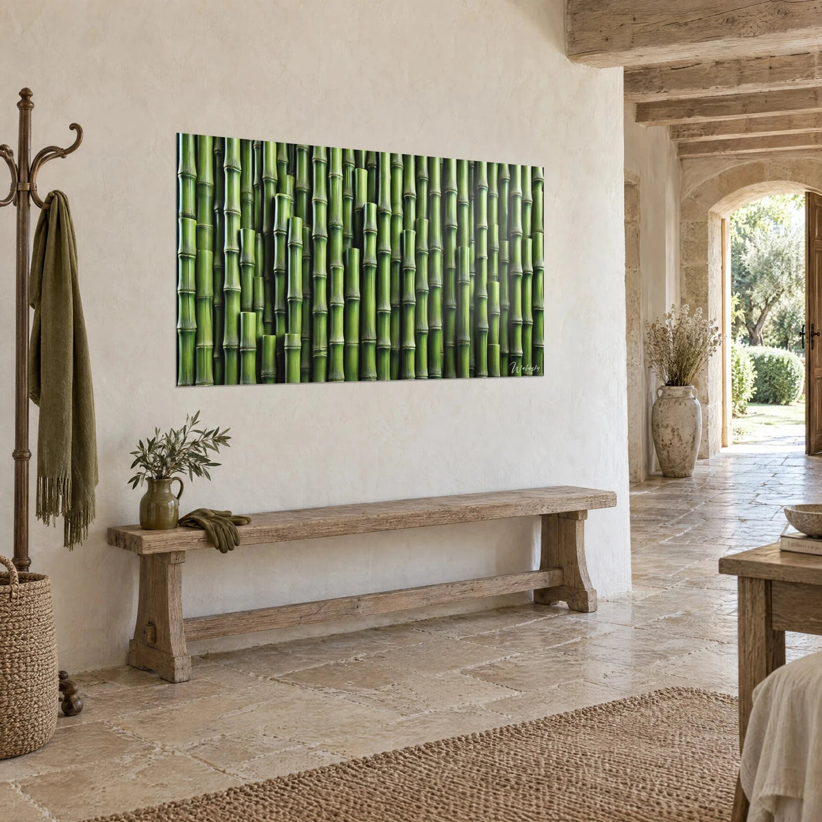 Quadro foresta verticale di bambù in verde tenue e nero profondo, nodi in rilievo, su un muro intonacato bianco di una casa di pietra