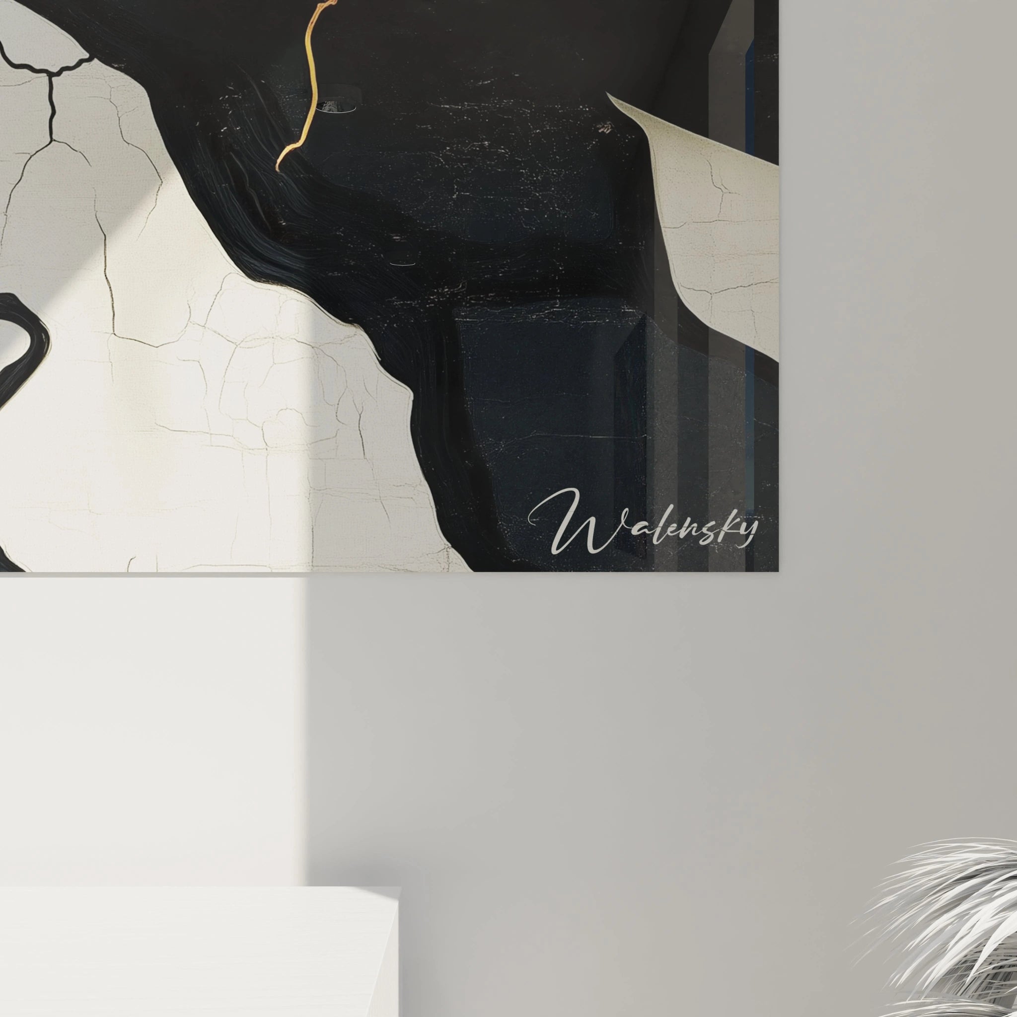 Une composition centrée sur un visage abstrait dans un tableau surréalisme abstrait, utilisant des couleurs noir profond, blanc ivoire et orange intense, avec des reliefs marqués et des éclats visuels.