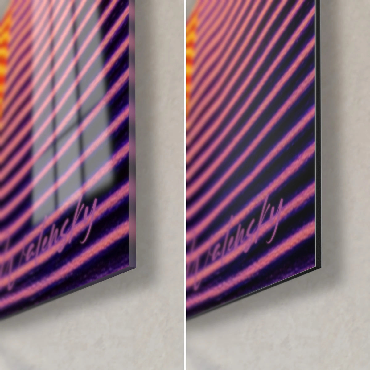 Tableau pulsation colorée, coin bas droit : verre brillant aux reflets rose et indigo, Dibond mat noir, tranche de 3 mm