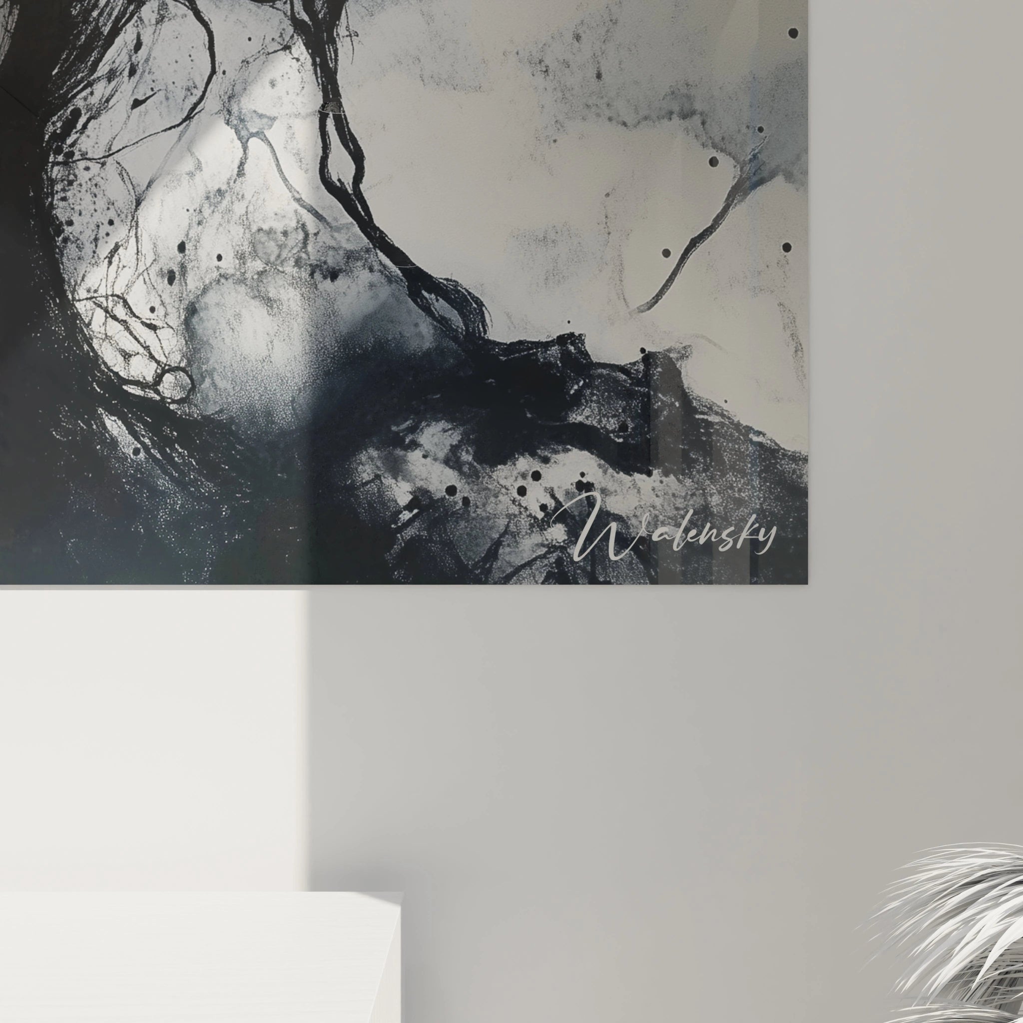 Un tableau Lilith mystique illustrant un portrait féminin à la peau blanche comme neige encadré de motifs noirs abstraits et fluides. Les lèvres noires et les yeux ambrés hypnotiques dominent la composition monochrome aux textures variées et contrastées.