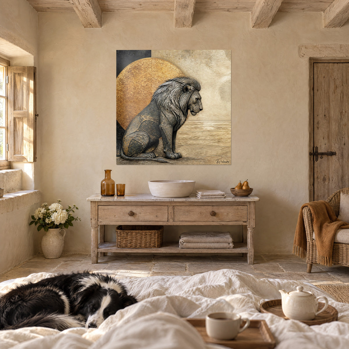 Tableau grand fauve gris charbon sous un disque doré, fond beige sablé, deux personnes de dos et un collie, au-dessus d'un lit dans une chambre claire