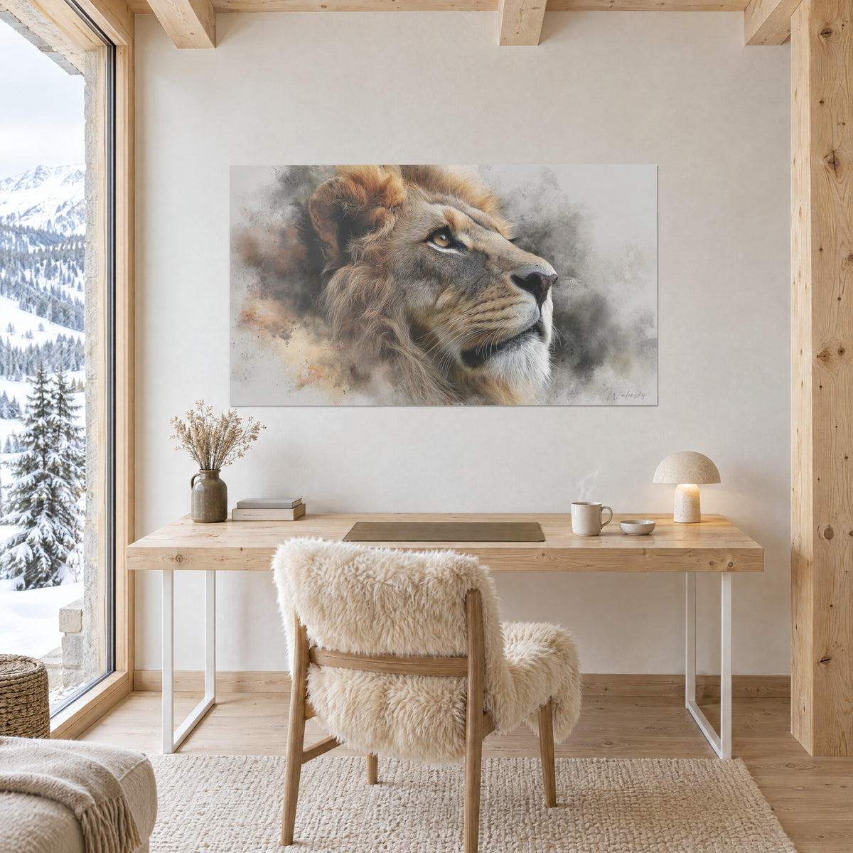 Tableau lion noble en lavis aquarellé, museau blanc et crinière rousse, bureau en bois clair avec lampe, face à une baie enneigée