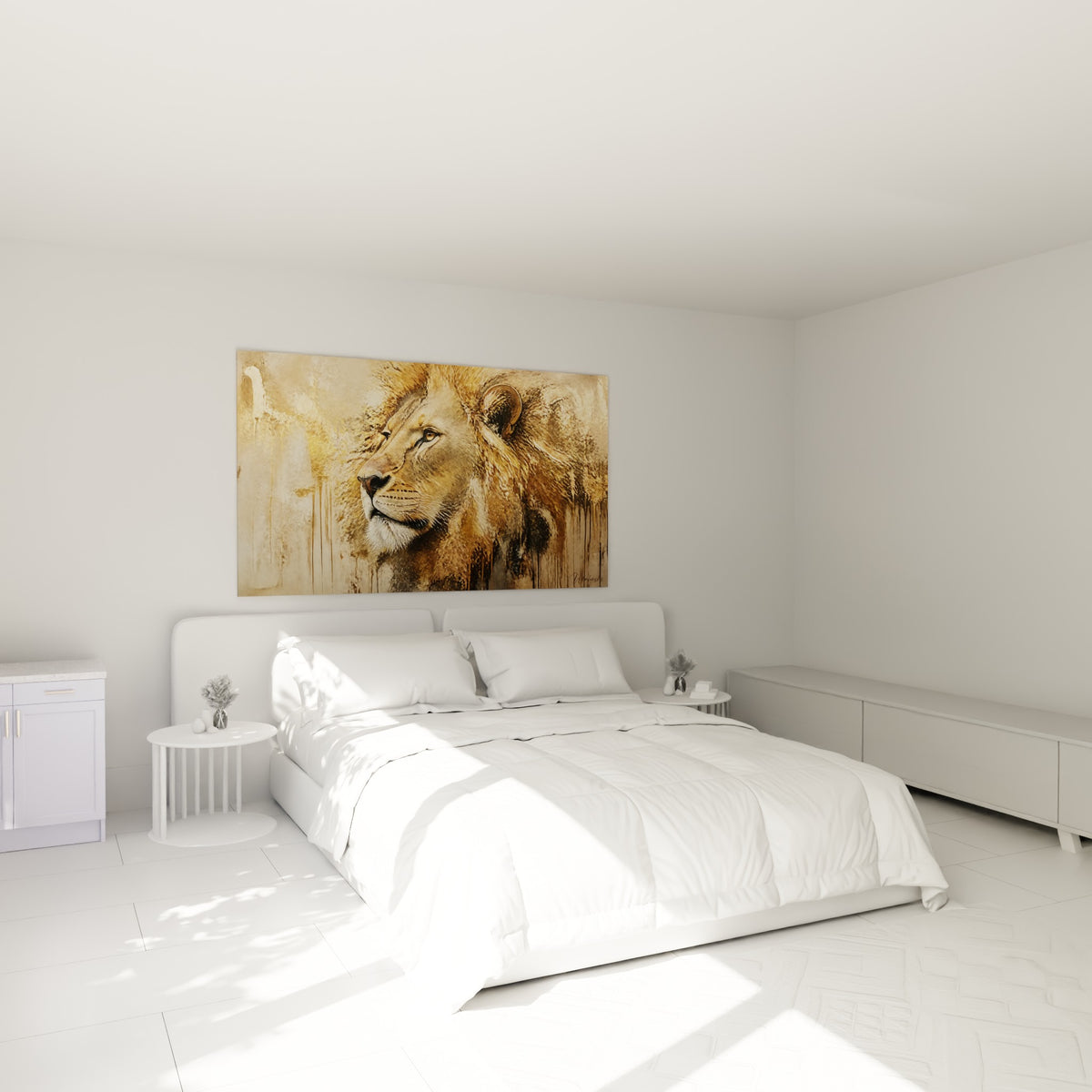 Portrait de Lion doré aux nuances beige et anthracite, accroché au-dessus d'un lit dans une chambre claire.
