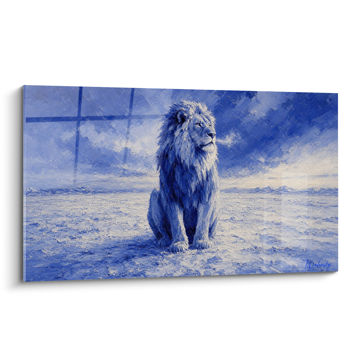 Lion assis bleu marine et blanc, crinière texturée, regard tourné vers l'horizon enneigé