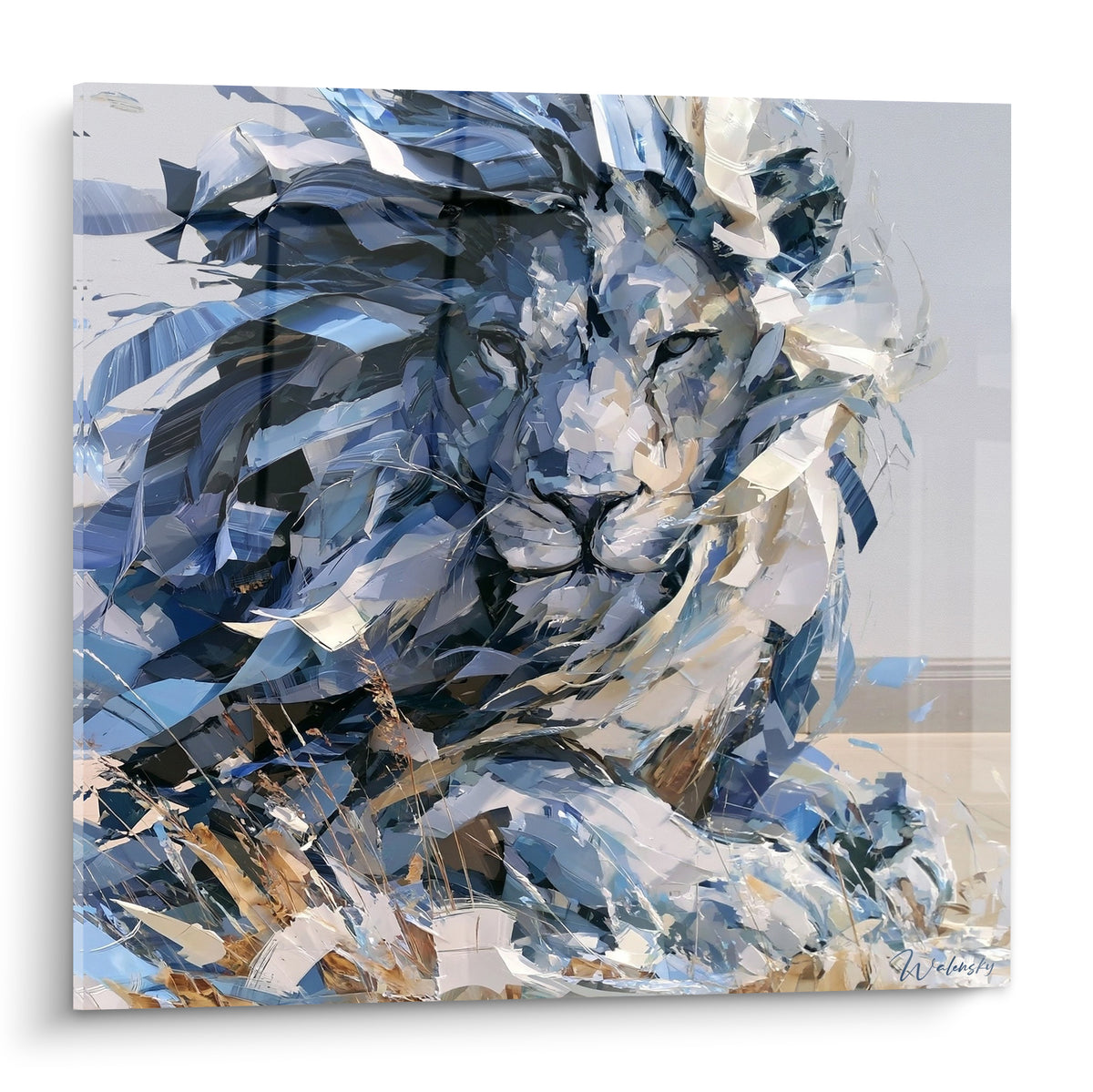 Lion couché aux tons bleu marine et blanc, crinière texturée en éclats sculptés sur fond clair