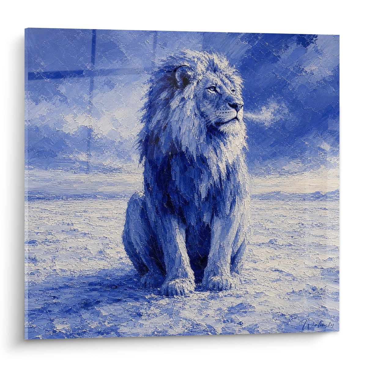 Lion bleu roi et blanc assis, crinière texturée, regard levé vers un ciel givré