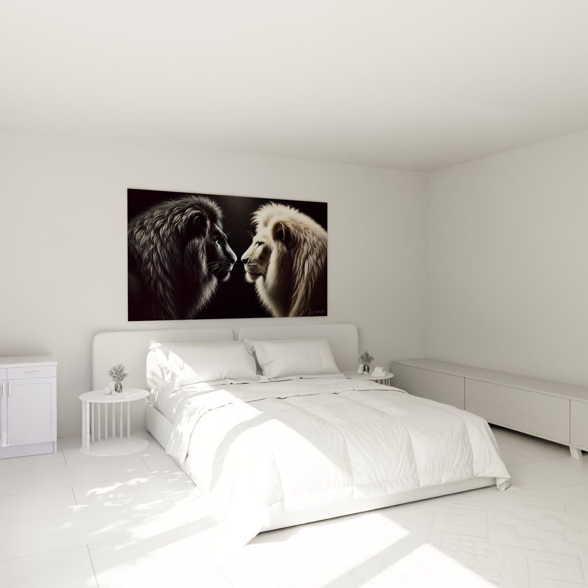 Lions en miroir noir et blanc, crinières opposées, accrochés au-dessus d'un lit dans une chambre claire