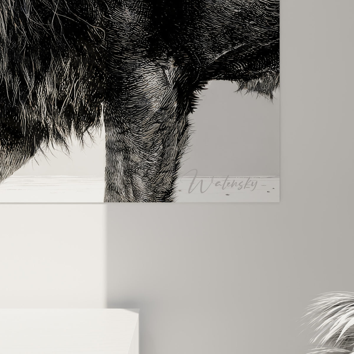 Détail de la crinière du lion, traits noirs finement gravés sur fond gris perle texturé