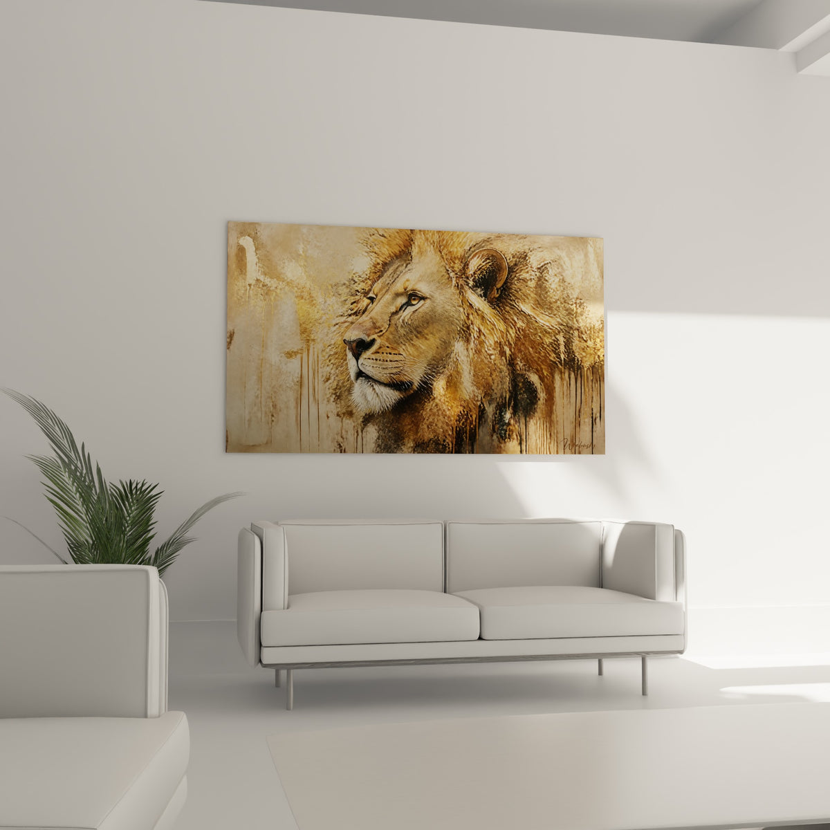 Tête de Lion aux tons cuivrés et beiges, posée au-dessus d'un canapé dans un salon lumineux.