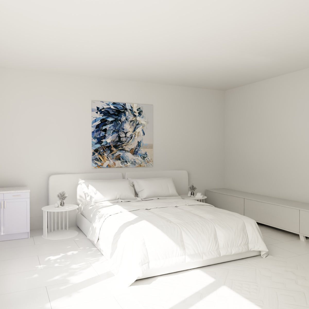 Fauve bleu ardoise et doré au regard mi-clos, accroché au-dessus d'un lit dans une chambre claire