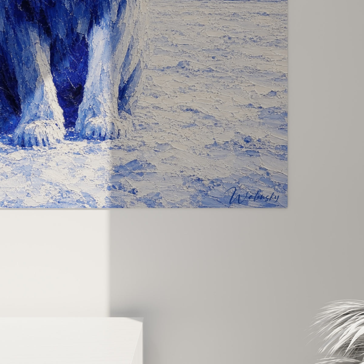 Empâtements bleu roi et blanc crayeux, relief texturé de la crinière du lion en gros plan