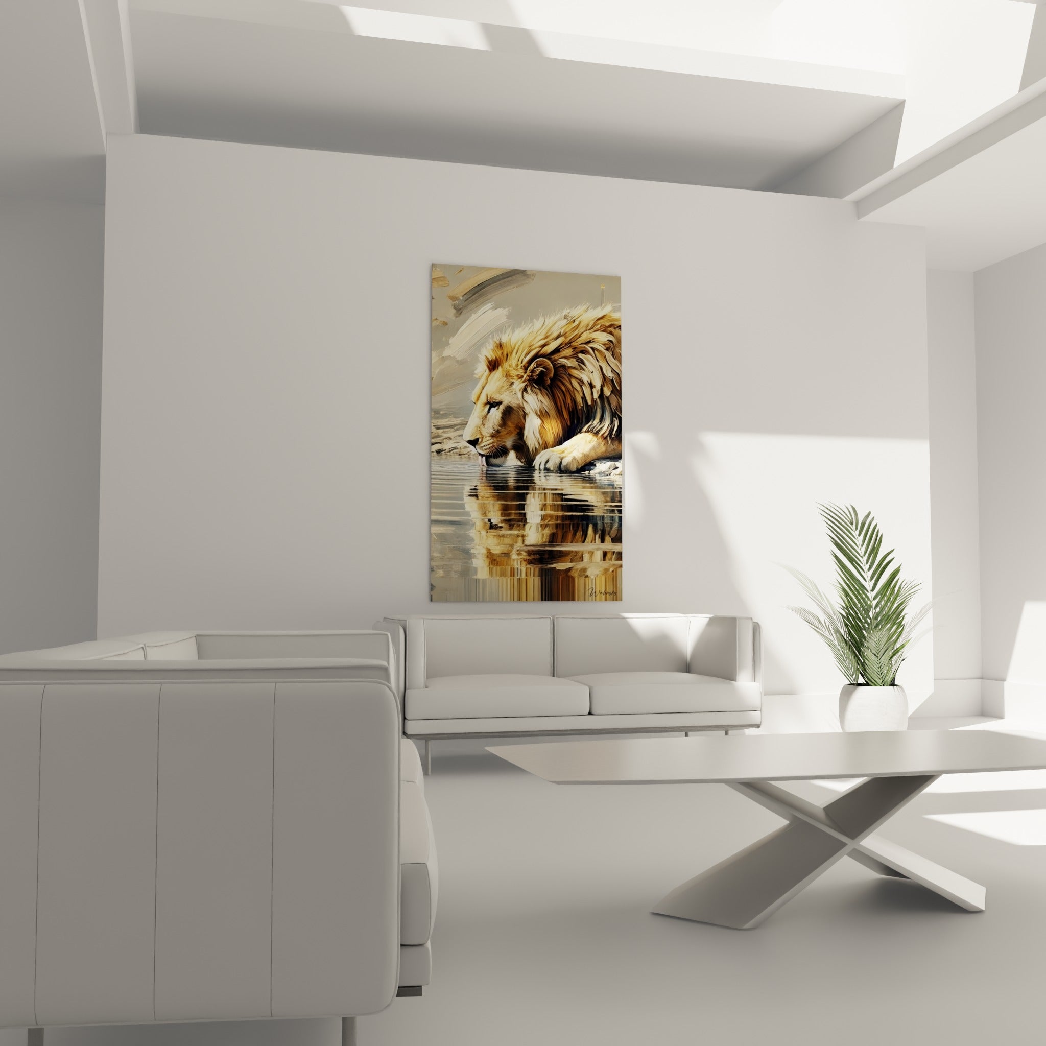 Fauve doré et beige penché vers l'eau reflétée, disposé au-dessus d'un canapé dans un salon lumineux.