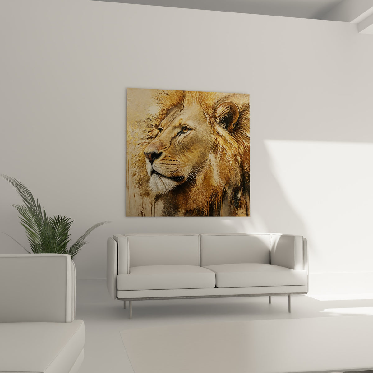 Tête de lion crinière dorée et museau blanc au-dessus d'un canapé dans un salon lumineux