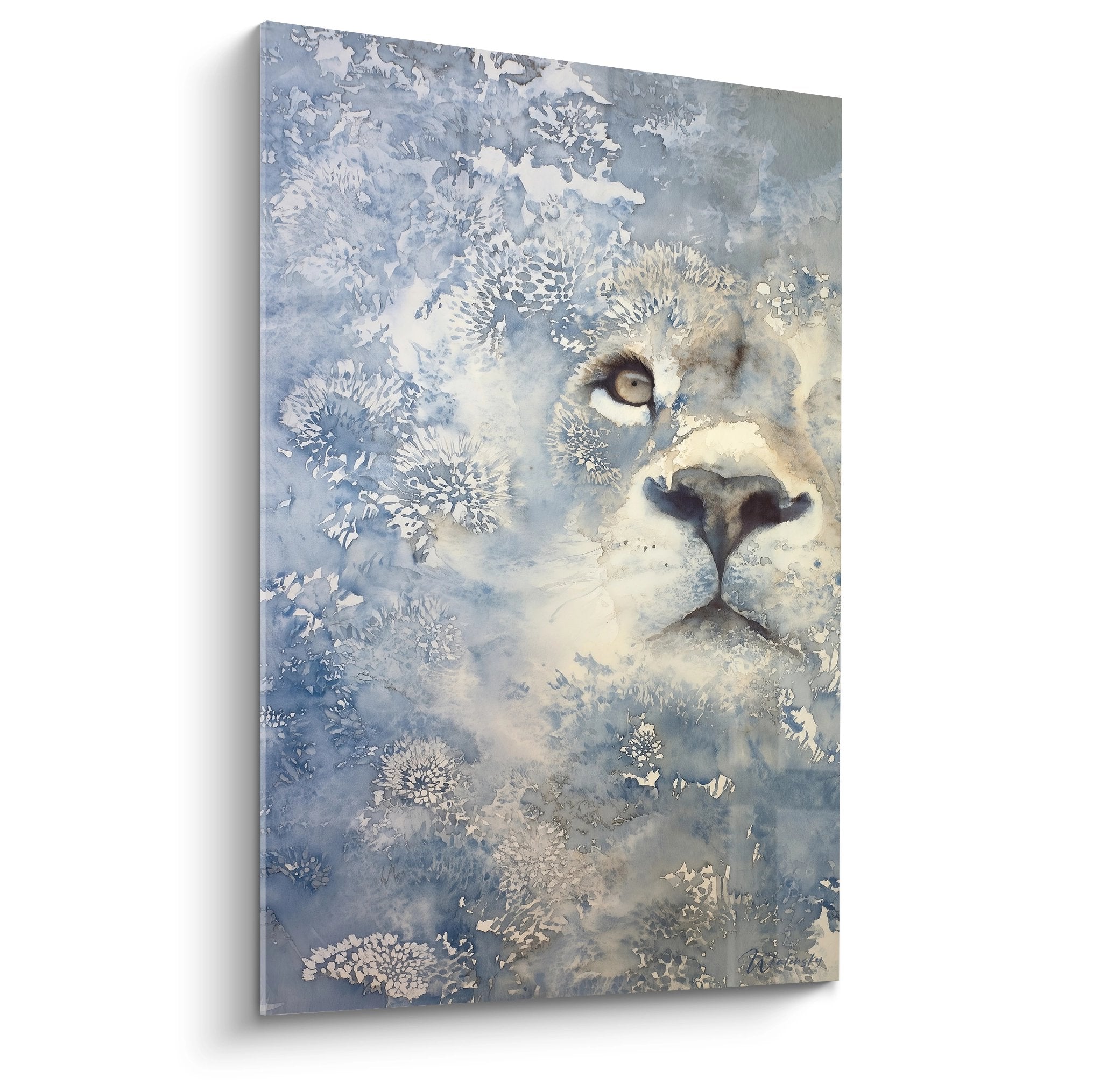 Tableau lion majestueux regard ambre dans nuages bleus dores avec motifs floraux blancs relief