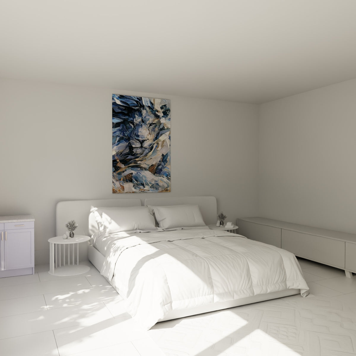 Fauve aux nuances bleu marine et ocre, accroché au-dessus d'un lit dans une chambre claire