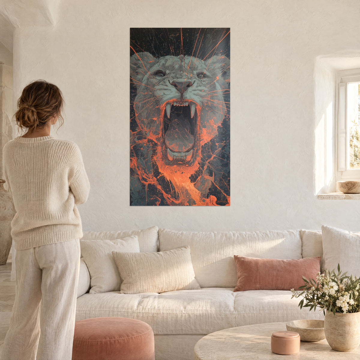Schilderij brullende leeuw in parelgrijs met felle oranje vonken, open bek, vrouw van achteren, boven een bank in een lichte woonkamer