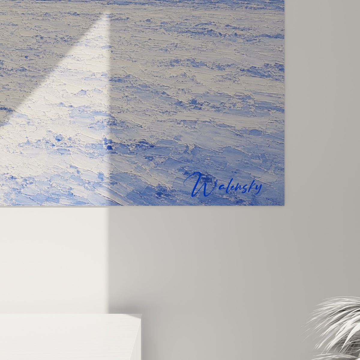Empâtements bleu marine et blanc crème visibles de près, matière picturale dense sur la toile du lion