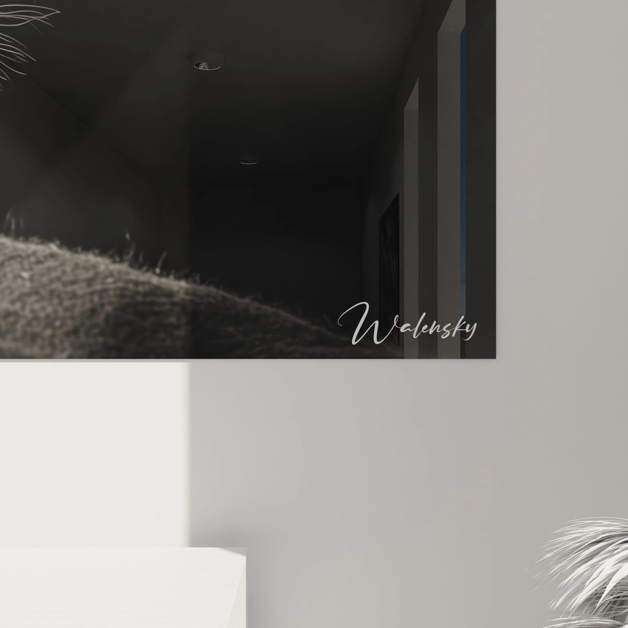 Un tableau lionceau réaliste en monochrome présentant le portrait d'un jeune félin sauvage, avec des détails minutieux des moustaches, du nez et des taches caractéristiques, offrant un jeu de textures entre le duvet doux et le fond noir velouté.