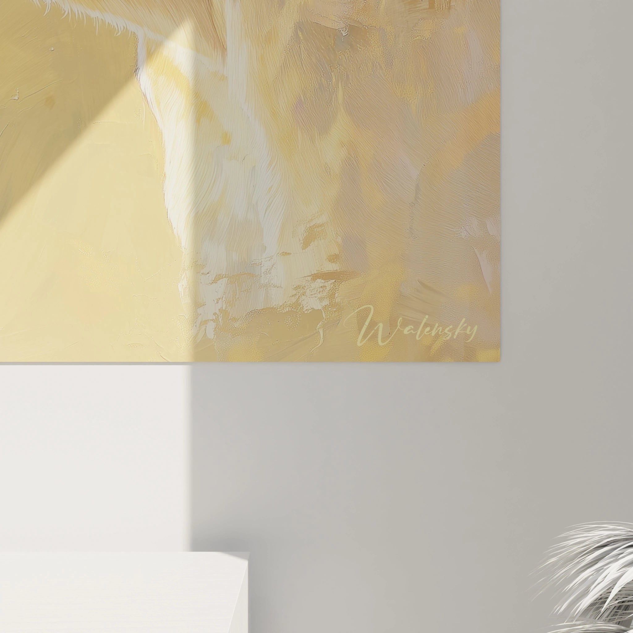 Tableau lionne abstrait Walensky avec nuances dorées accroché sur un mur blanc moderne